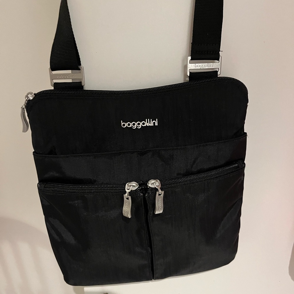 Baggallini EXCELLENT Black Crossbody w/ Silver Accents. Perfect size & pockets!